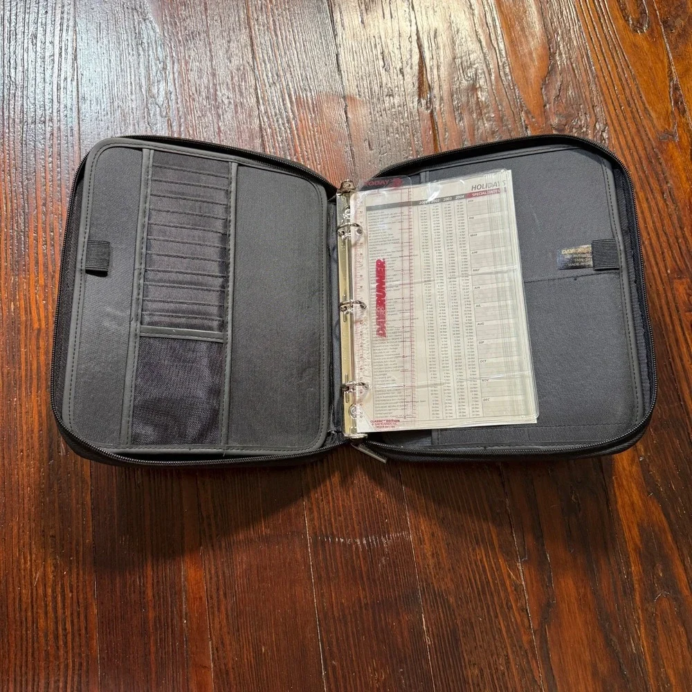 Dayrunner Planner 3 Ring 8x10 Black Zip Around Pockets Organizer Y2K‎